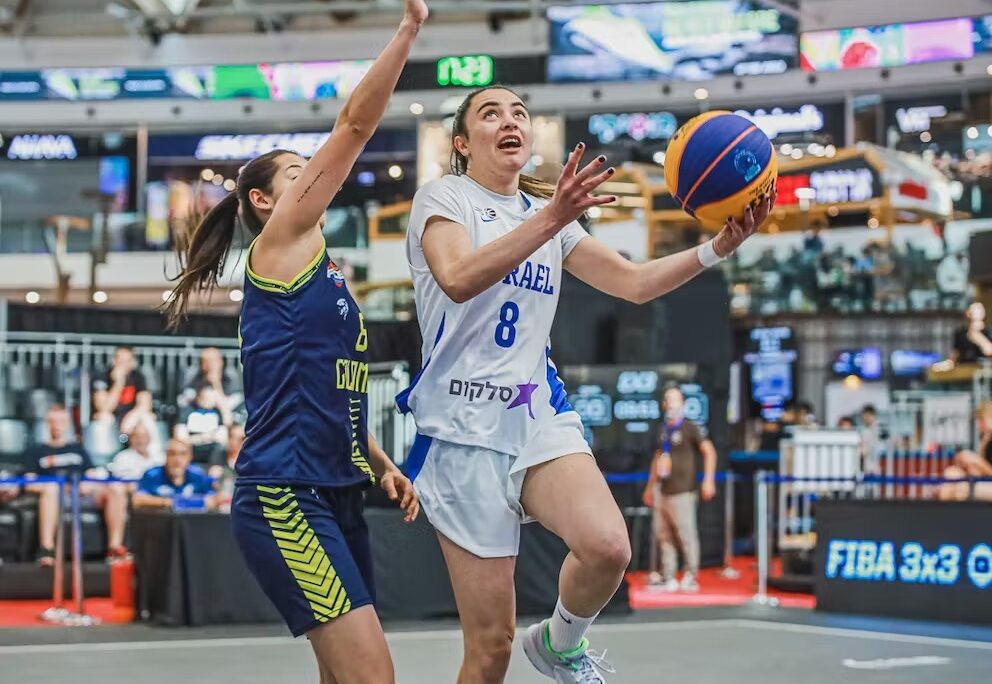 נור כיוף קולעת במדי נבחרת הנשים של ישראל בכדורסל 3X3, במוקדמות אליפות העולם (צילום: fiba.com)