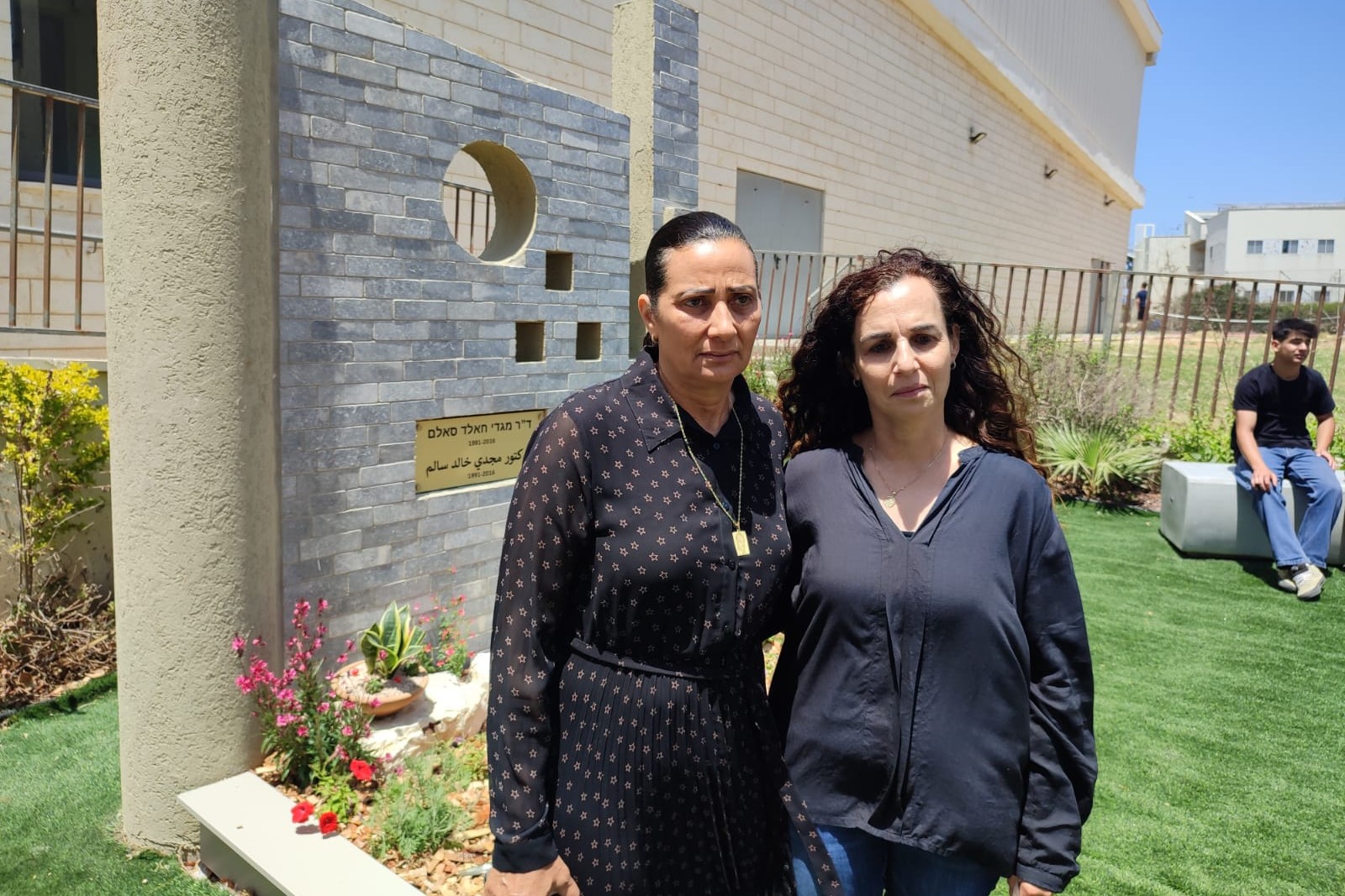 מימין: המחנכת הילה רז, עדוויה סאלם (צילום: יניב שרון)