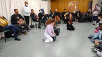תלמידים לומדים על מוזיקה מזרחית ומערבית (צילום: האקדמיה למוזיקה ומחול בירושלים)