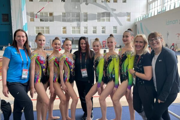 נבחרת הג׳וניור בהתעמלות אמנותית זוכה במדליית זהב בקרב-רב באליפות אירופה (צילום: איגוד ההתעמלות בישראל)