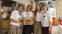 חברות בבני עקיבא במבצע חלוקת נרות נשמה לזכר יהודי אתיופיה. מימין לשמאל: הדס רכזת הגרעין, מעיין, יערה, ורעות בלאו (צילום: דוברות בני עקיבא)