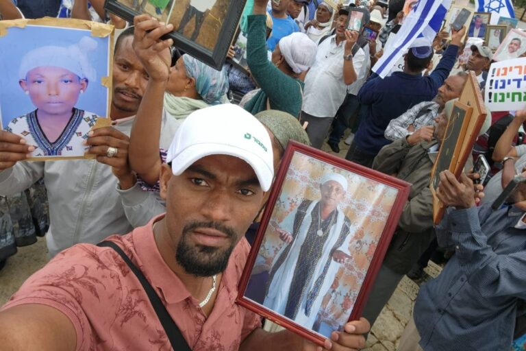 מפגינים מול ישיבת הממשלה בדרישה להמשך עליית יהודי אתיופיה (צילום: אלהובל אבווקט)