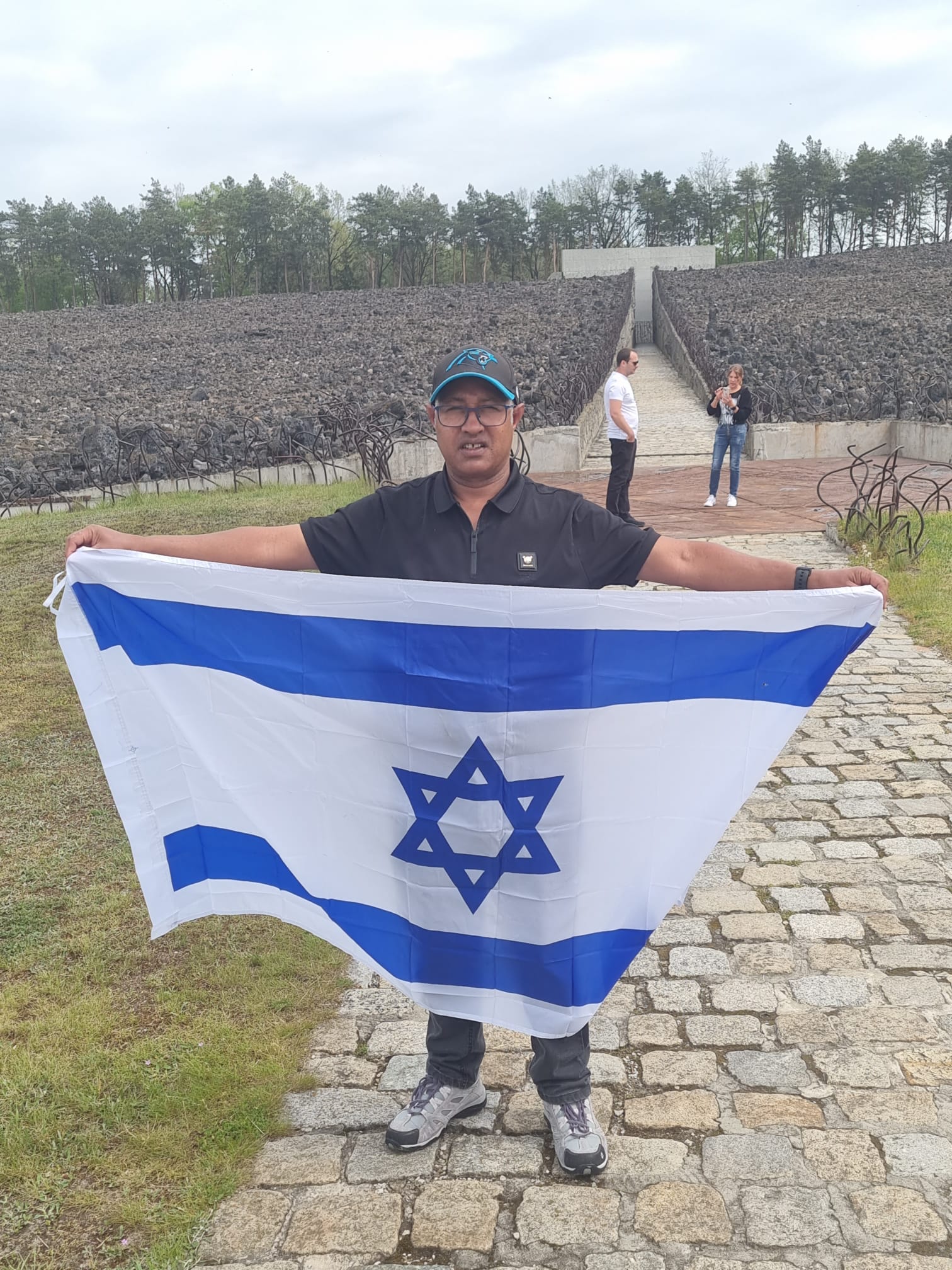 ראובן ארגה במסע לפולין. צילום קובי קואנקס