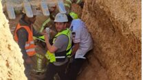 כוחות ההצלה מנסים לחלץ את העובדים שנלכדו סמוך לנווה דניאל (צילום: דוברות איחוד הצלה)