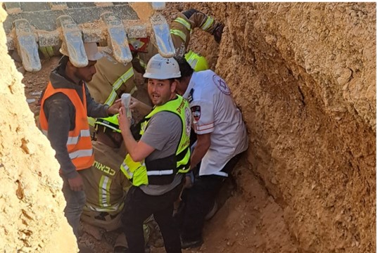 כוחות ההצלה מנסים לחלץ את העובדים שנלכדו סמוך לנווה דניאל (צילום: דוברות איחוד הצלה)