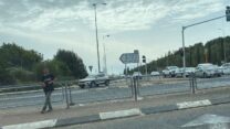 ילד פלסטיני מקבץ נדבות בצומת אחיהוד שבגליל (צילום: יהל פרג')