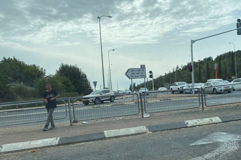 ילד פלסטיני מקבץ נדבות בצומת אחיהוד שבגליל (צילום: יהל פרג')