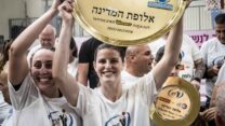 ירדן דנן (משמאל) מאליסה בארון מאליצור רמלה, עם צלחת האליפות (צילום: עודד קרני, מנהלת ליגת העל לנשים בכדורסל)