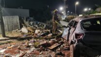 רכב וחצר בית באשקלון לאחר פגיעה ישירה של רקטה, במבצע מגן וחץ (צילום ארכיון: ענבל בן דור, דוברות כבאות והצלה דרום)