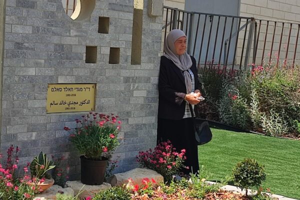 סבתו של ד"ר מג'די סאלם ליד האנדרטה לזכרו (צילום: יניב שרון)