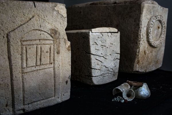 הממצאים שנחשפו במערה במשהד (צילום: יולי שוורץ רשות העתיקות)