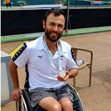 נועם גרשוני לאחר שזכה עם נבחרת ישראל בטניס בכיסאות גלגלים במקום השני באליפות העולם (צילום: אבי לחיאני)