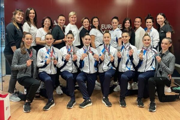 נבחרת ישראל בהתעמלות אמנותית וצוות המאמנות עם המדליות באליפות אירופה 2023 (צילום: איגוד ההתעמלות בישראל)