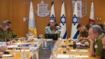 הרמטכ"ל הרצי הלוי בהערכת מצב עם פורום מטכ"ל במהלך מבצע מגן וחץ (צילום: דובר צה"ל)