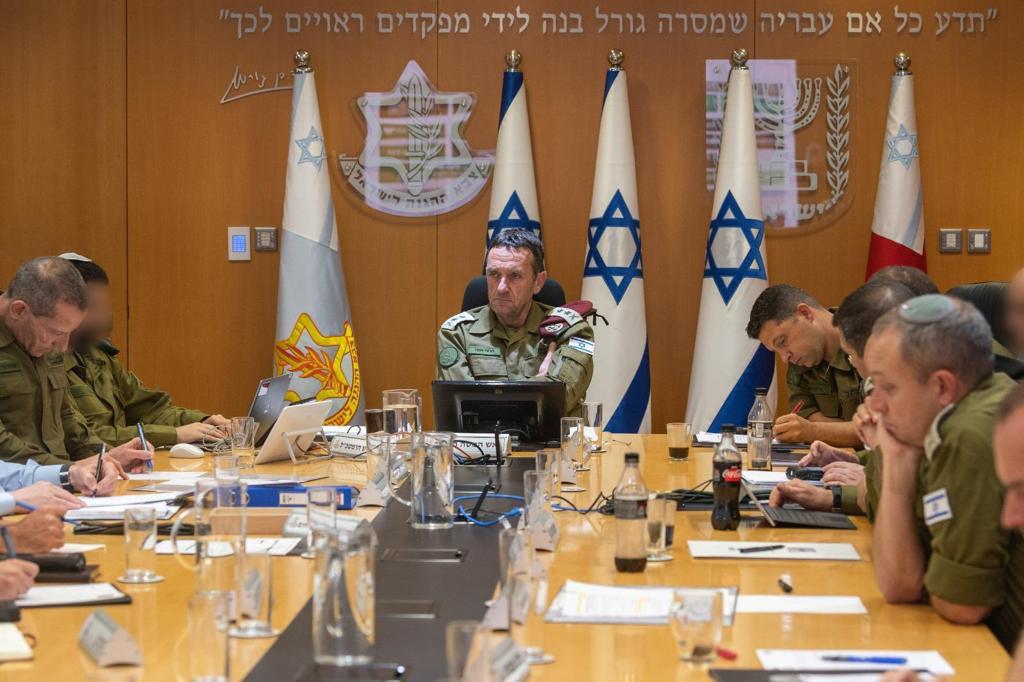 הרמטכ"ל הרצי הלוי בהערכת מצב עם פורום מטכ"ל במהלך מבצע מגן וחץ (צילום: דובר צה"ל) הרמטכ"ל הרצי הלוי בהערכת מצב עם פורום מטכ"ל במהלך מבצע מגן וחץ (צילום: דובר צה"ל)