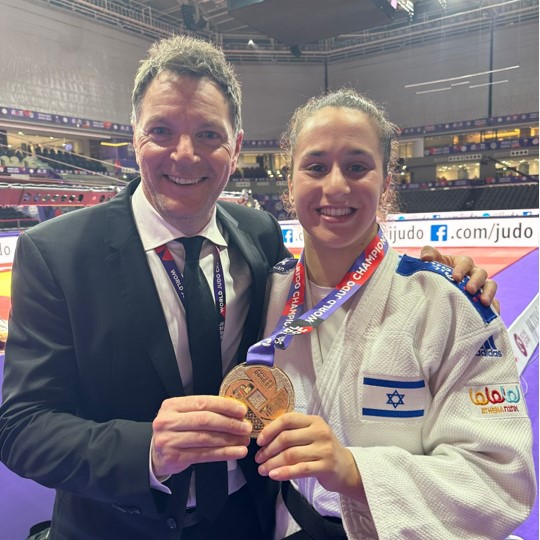 ענבר לניר המאמן שני הרשקו עם מדליית הזהב באליפות העולם (צילום: איגוד הג'ודו בישראל)