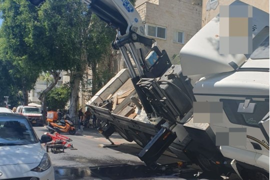 מנוף קרס בתל אביב. זירת התאונה (צילום: דוברות איחוד הצלה)