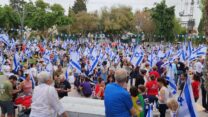 הפגנת מחאה נגד הרפורמה המשפטית ברמת השרון (צילום: שי קוריאנסקי)