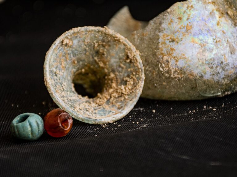 כלי זכוכית וחרוזים שהתגלו במערה. (צילום: יולי שוורץ רשות העתיקות)