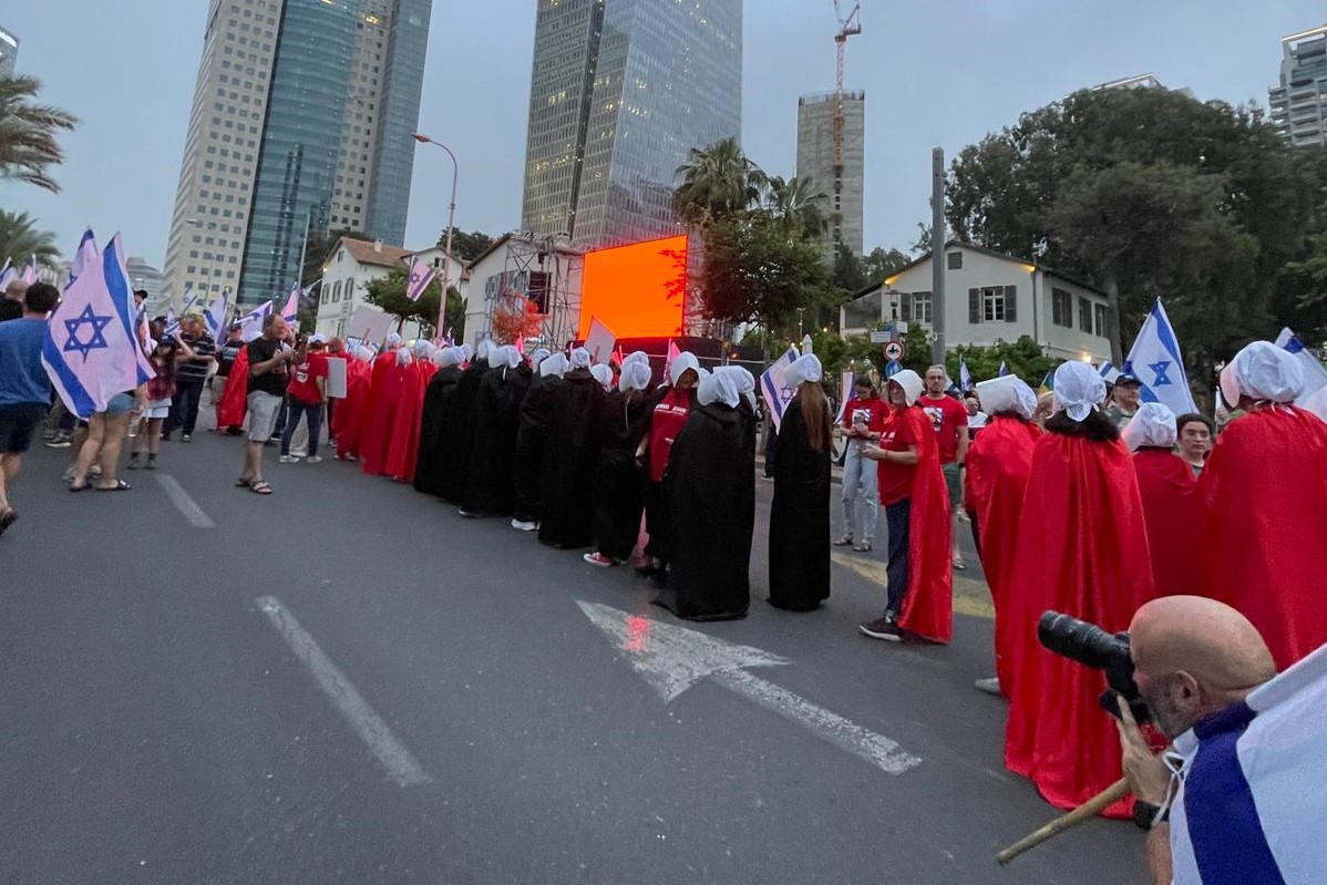 מיצג מחאה נגד פגיעה בזכויות נשים, בהפגנה נגד הרפורמה המשפטית בשדרות קפלן בתל אביב (צילום: דבר)