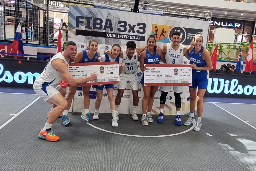 נבחרות הנשים והגברים של ישראל בכדורסל 3X3 עם הכרטיס לאליפות העולם (צילום: איגוד הכדורסל בישראל)