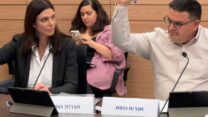 ח"כ מיכאל ביטון (המחנה הממלכתי) וח"כ אפרת רייטן (העבודה) בדיון בוועדת העבודה והרווחה