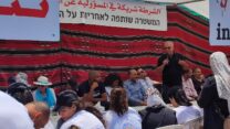 מוחמד ברכה מדבר בפני תלמידי תיכון אל מנארה מגסר א-זרקא באוהל המחאה (צילום: יניב שרון)