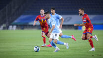 מנור סולומון במדי נבחרת ישראל בכדורגל מול אנדורה במוקדמות יורו 2024 (צילום: נוי אורן, ההתאחדות לכדורגל בישראל)