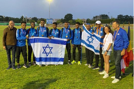 נבחרת ישראל בריצת 10,000 זוכה במדליית הזהב הקבוצתית בגביע אירופה (צילום: איגוד האתלטיקה בישראל)
