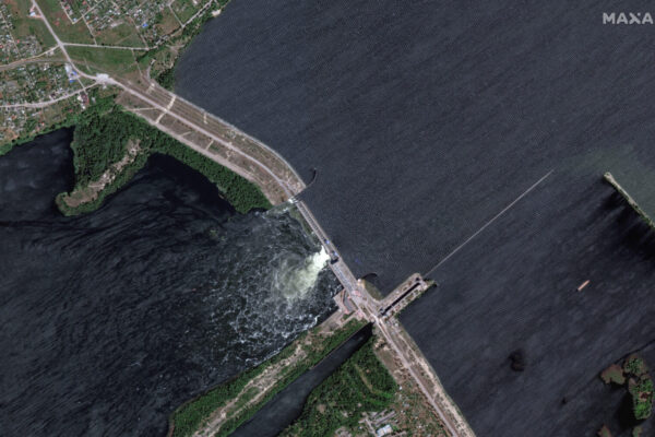 צילום לוויין של סכר נובה קוחובקה מפוצץ, זמן קצר אחרי הפיצוץ (צילום: Maxar Technologies/REUTERS)