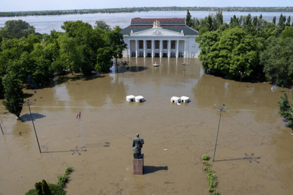 בית התרבות בעיר נובה קוחובקה מוצף לאחר פיצוץ הסכר הסמוך לעיר (צילום: Alexey Konovalov/TASS/ REUTERS)