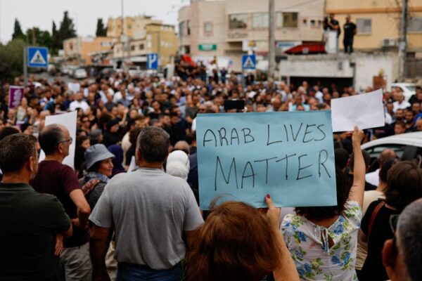 מפגינים בנצרת עם השלט "חיי ערבים חשובים" במחאה על הפשיעה בחברה הערבית, יום לאחר רצח חמישה בני אדם במכון שטיפת מכוניות ביפיע (צילום REUTERS/Ammar Awad)