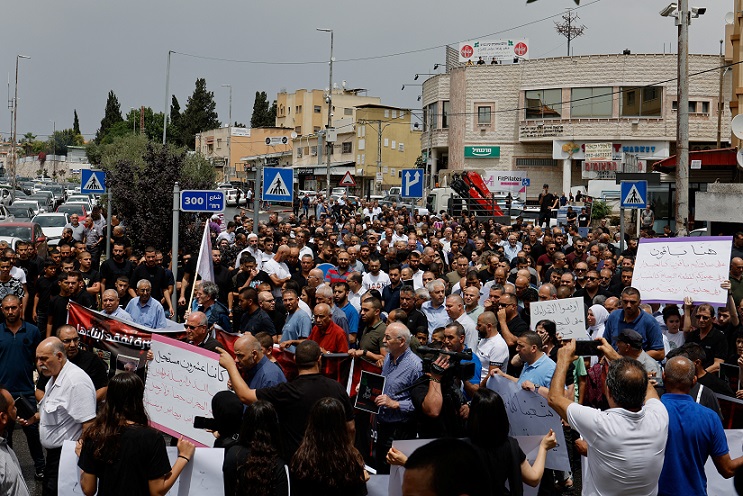 مظاهرة احتجاجية في الناصرة ضد الإجرام في المجتمع العربي، وذلك بعد يوم من مقتل الأشخاص الخمسة في منشأة لغسيل السيارات في يافة الناصرة (تصوير REUTERS/Ammar Awad)