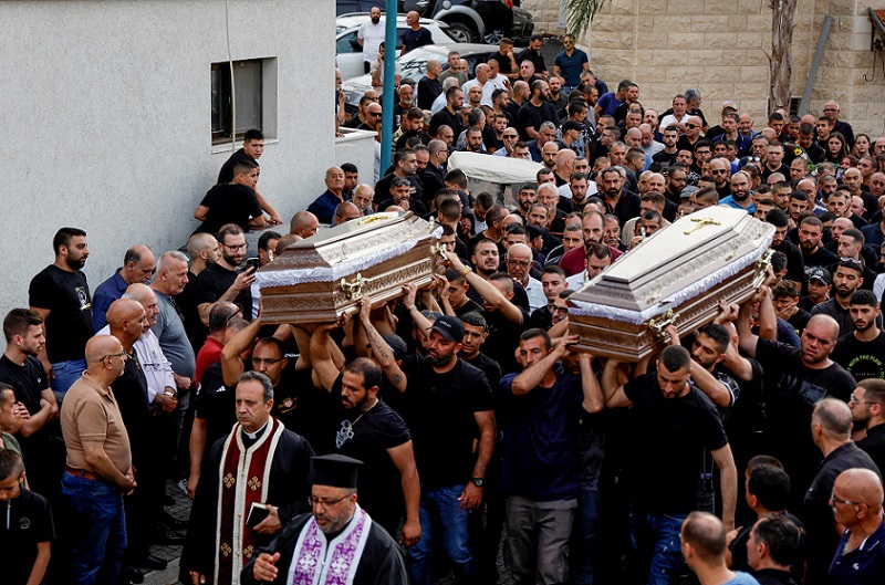 تشييع جثامين نسيم مرجية (29 سنة) ورامي مرجية (15 سنة) اللذان قُتلا مع ثلاثة أشخاص آخرين في يافة الناصرة، أثناء تشييع جنازاتهم في الكنيسة الكاثوليكية في الناصرة (تصوير: REUTERS/Ammar Awad)