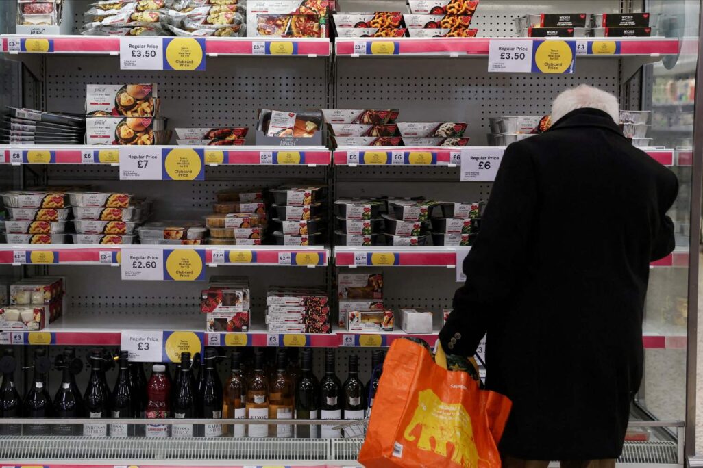 מחירי מזון בסופר בבריטניה (צילום: REUTERS/Paul Childs/File Photo)