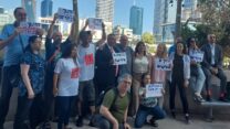 הורים, פעילים וחברי כנסת בהפגנה מול משרד החינוך על קיצור היום הלימודים בחינוך המיוחד (צילום: מיכל מרנץ)