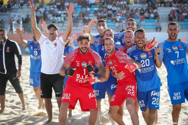 בני פלפלה כפר קאסם זוכה בליגת האלופות בכדורגל חופים (צילום: איהאם גבארין, באדיבות ההתאחדות לכדורגל בישראל)