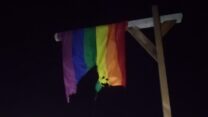 הדגל שהוצת בפרדס חנה (צילום: מתוך רשתות חברתיות, שימוש לפי סעיף 27א' לחוק זכויות יוצרים)
