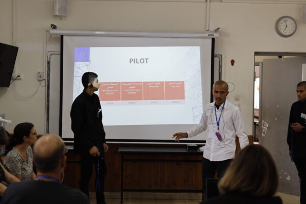חברי צוות "חשמל מנאראת" של בית ספר מנאראת בטורעאן מציגים את העסק בפני המשקיעים והמנטורים (צילום: סטודיו ציפורטרט)
