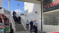 זירה בה אותרה גופת קשישה במרכז מסחרי בחריש (צילום: דוברות המשטרה)