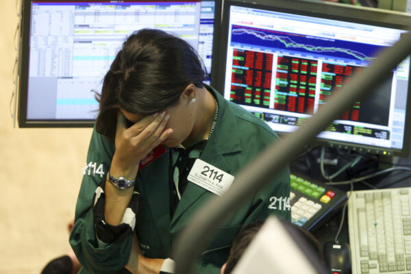 עובדת מתמחה בחברת ליהמן ברארדס בעת נפילת הבורסה בספטבר 2008 (צילום: דיוויד קראפ \ AP)