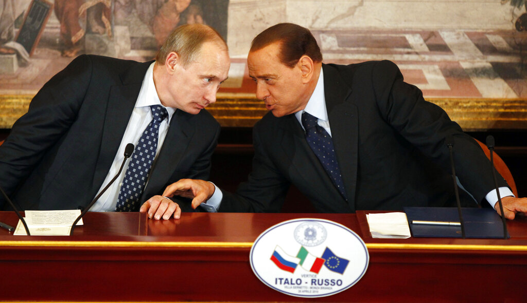 ראש ממשלת איטליה לשעבר סילביו ברלוסקוני וראש ממשלת רוסיה ולדימיר פוטין באפריל, 2010 (צילום: AP/Luca Bruno)