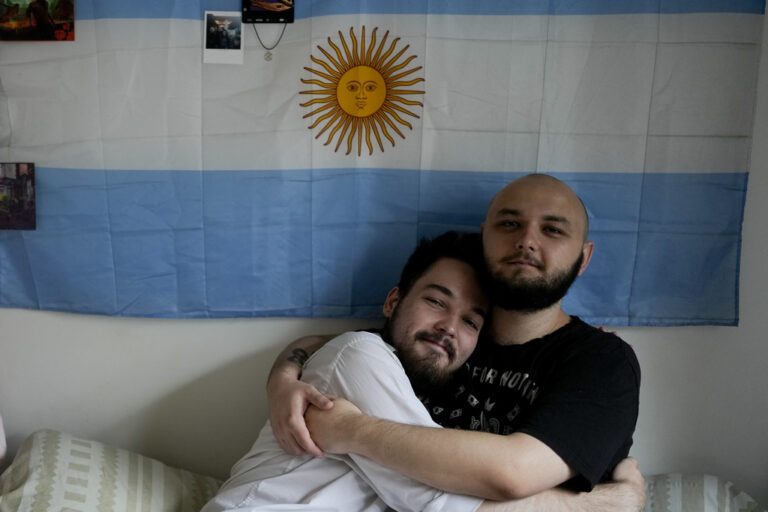 דמיטרי ירין (משמאל) וניקולאי שושפאן בדירתם בבואנוס איירס. שושפאן: &quot;הדבר היחיד שצריך לדאוג לגביו זה המחירים&quot; (צילום: AP Photo/Natacha Pisarenko)