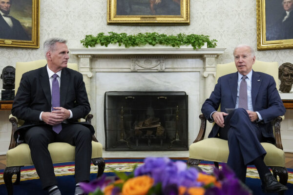 נשיא ארה"ב ג'ו ביידן (מימין) ויו"ר בית הנבחרים ומנהיג הרוב הרפובליקני קווין מקארת'י, בדיון על תקרת החוב של ארה"ב (AP Photo/Alex Brandon, File)