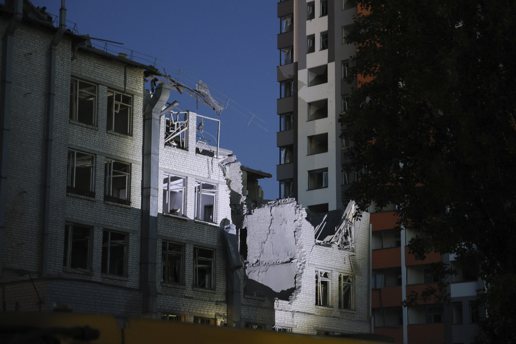 בניין הרוס בקייב לאחר תקיפת רחפן  (צילום: AP Photo/Alex Babenko)