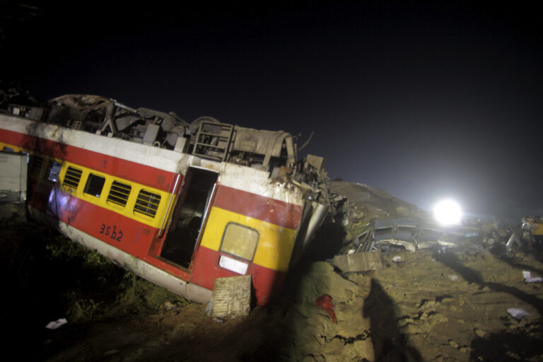 זירת תאונת הרכבות בהודו (צילום: AP Photo)