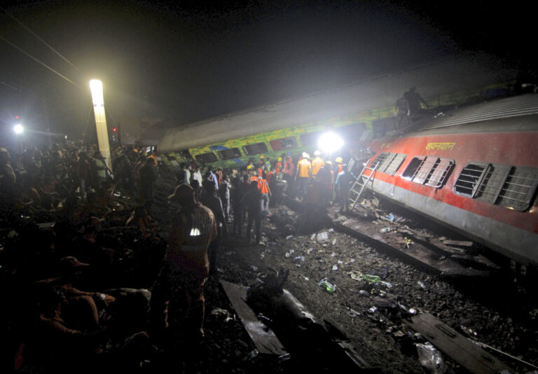 מחלצים בזירת תאונת הרכבות בהודו (צילום: AP Photo)