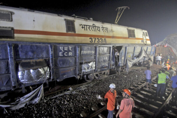 מלחצים בזירת תאונת הרכבות בהודו (צילום: AP Photo)