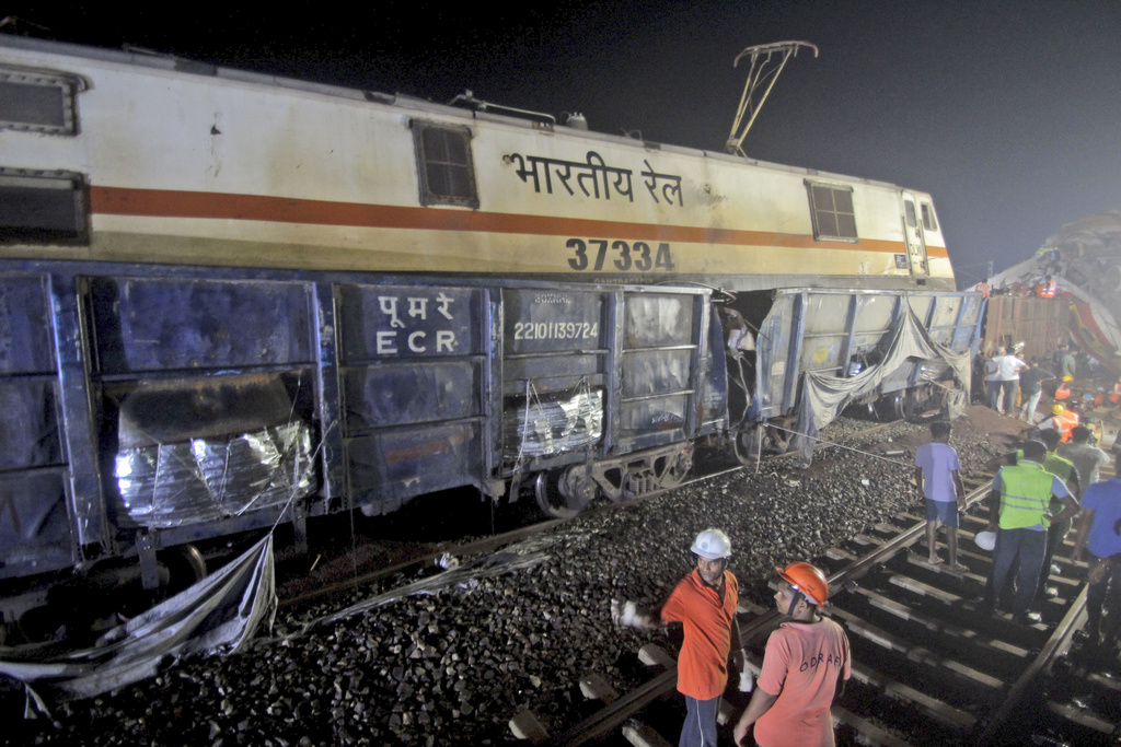 מלחצים בזירת תאונת הרכבות בהודו (צילום: AP Photo)