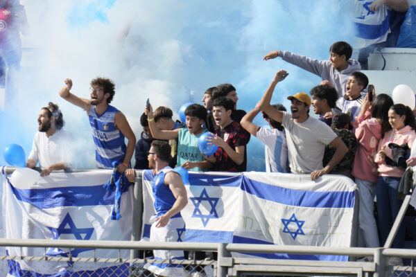 אוהדי נבחרת ישראל ברבע גמר גביע העולם עד גיל 20 נגד ברזיל (צילום: AP/Ricardo Mazalan)